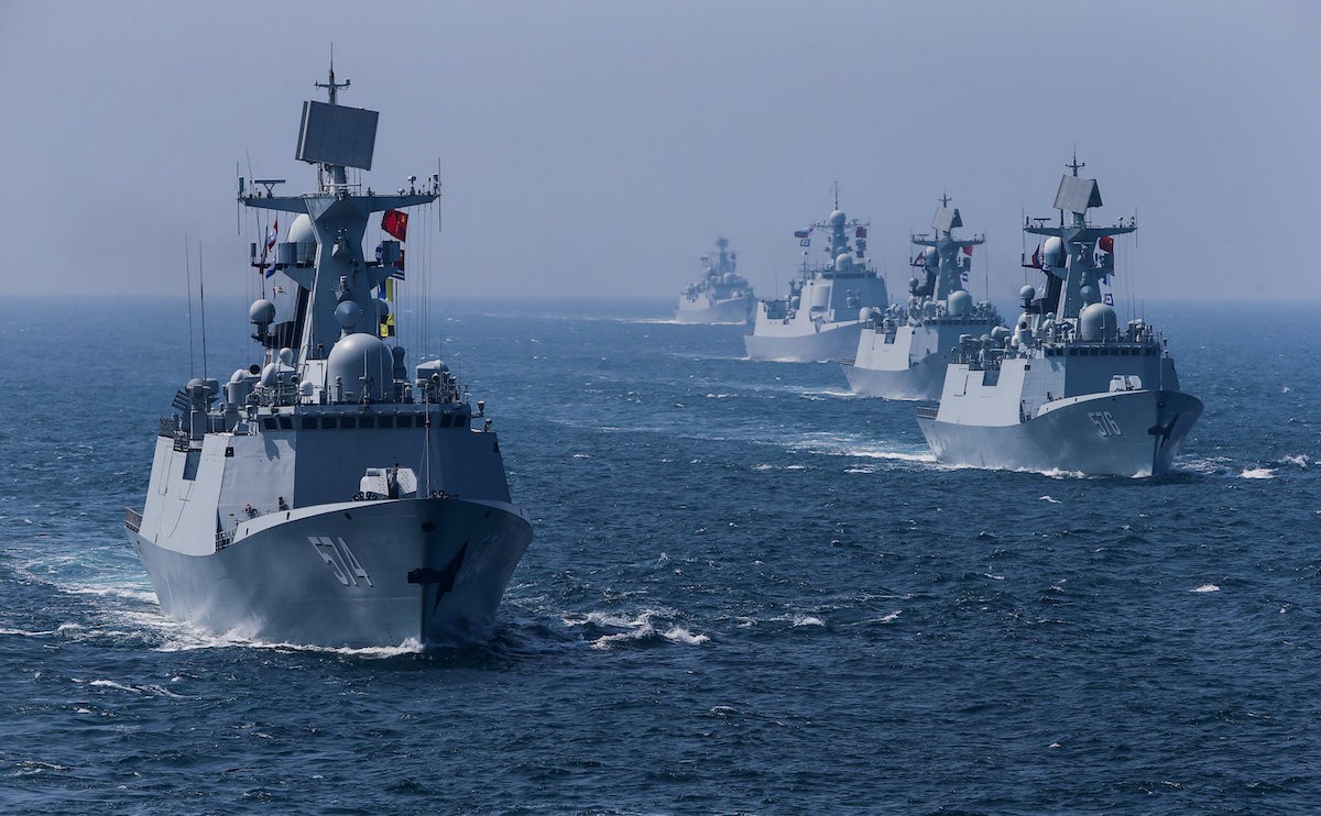 美国扬言对华不抱幻想，中国三大舰队出动，不再隐藏警告信号