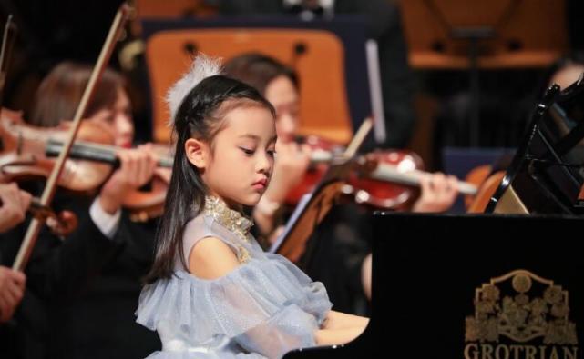 李小璐與女兒同框跳舞，母女穿親子裝像極姐妹花，甜馨越長越漂亮