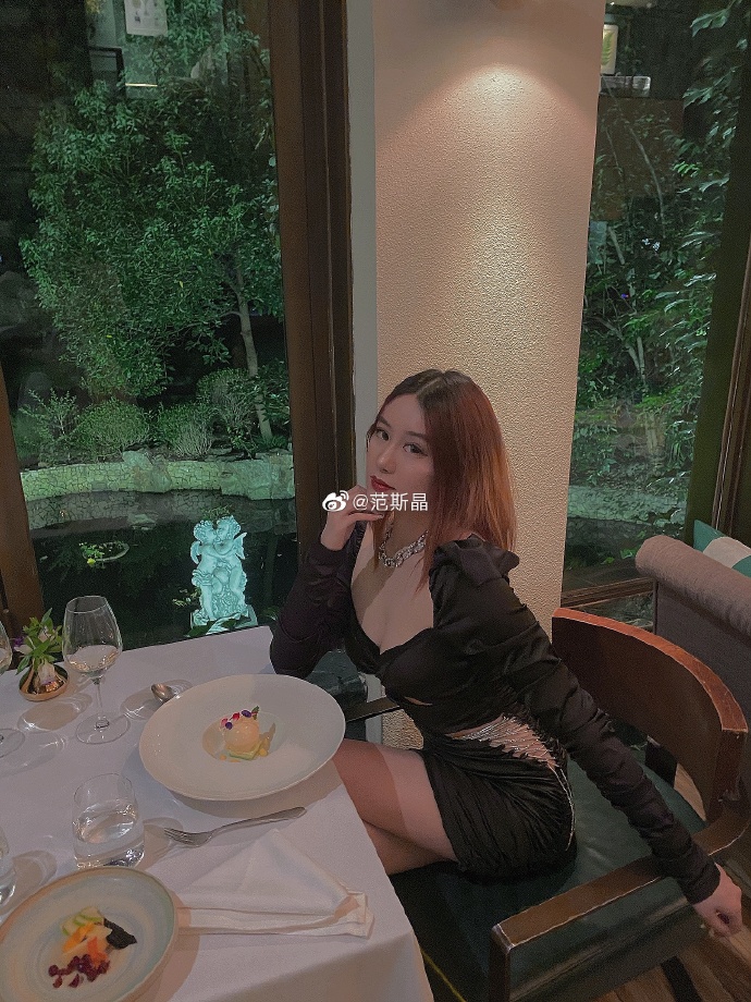 范志毅爱女预告22岁生日礼物 黑天鹅造型很惊艳