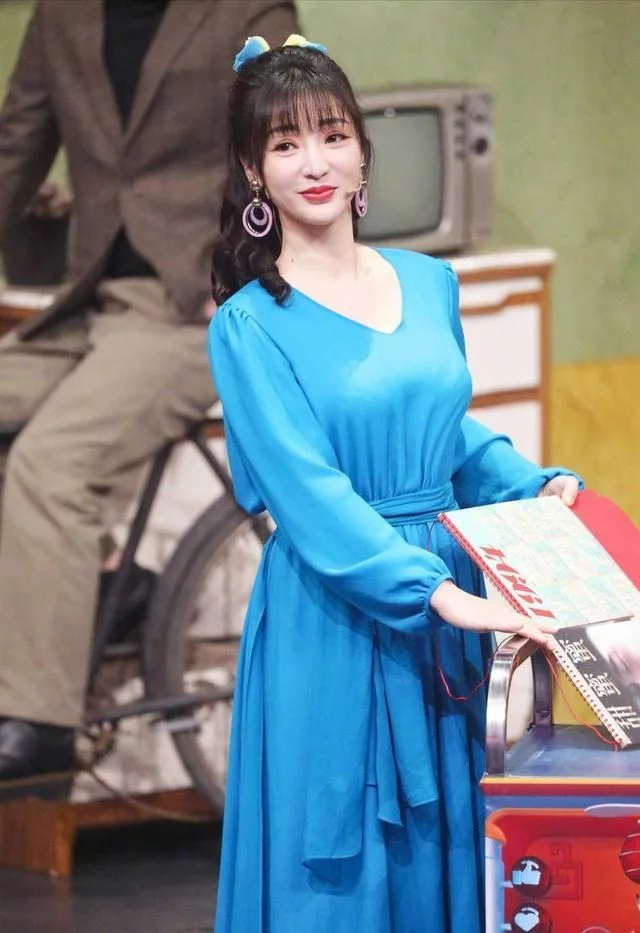 柳岩穿衣真胆大，穿大红色吊带连衣裙身材凹凸