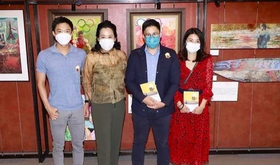 霍啟剛郭晶晶享受甜蜜二人世界，不忘做善事光顧小餐館幫助殘疾人