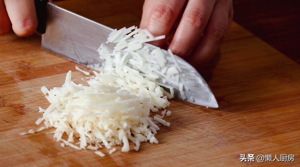 猪肉配上莲藕，既是汤又是菜，加上一点韭菜后，吃起来特别的鲜