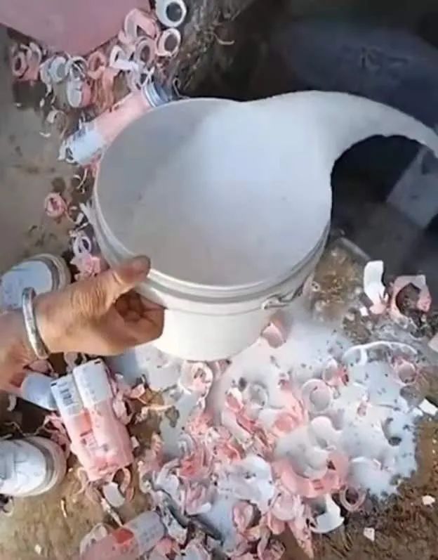 白花花的牛奶一天倒掉27万瓶，这一次发生在中国