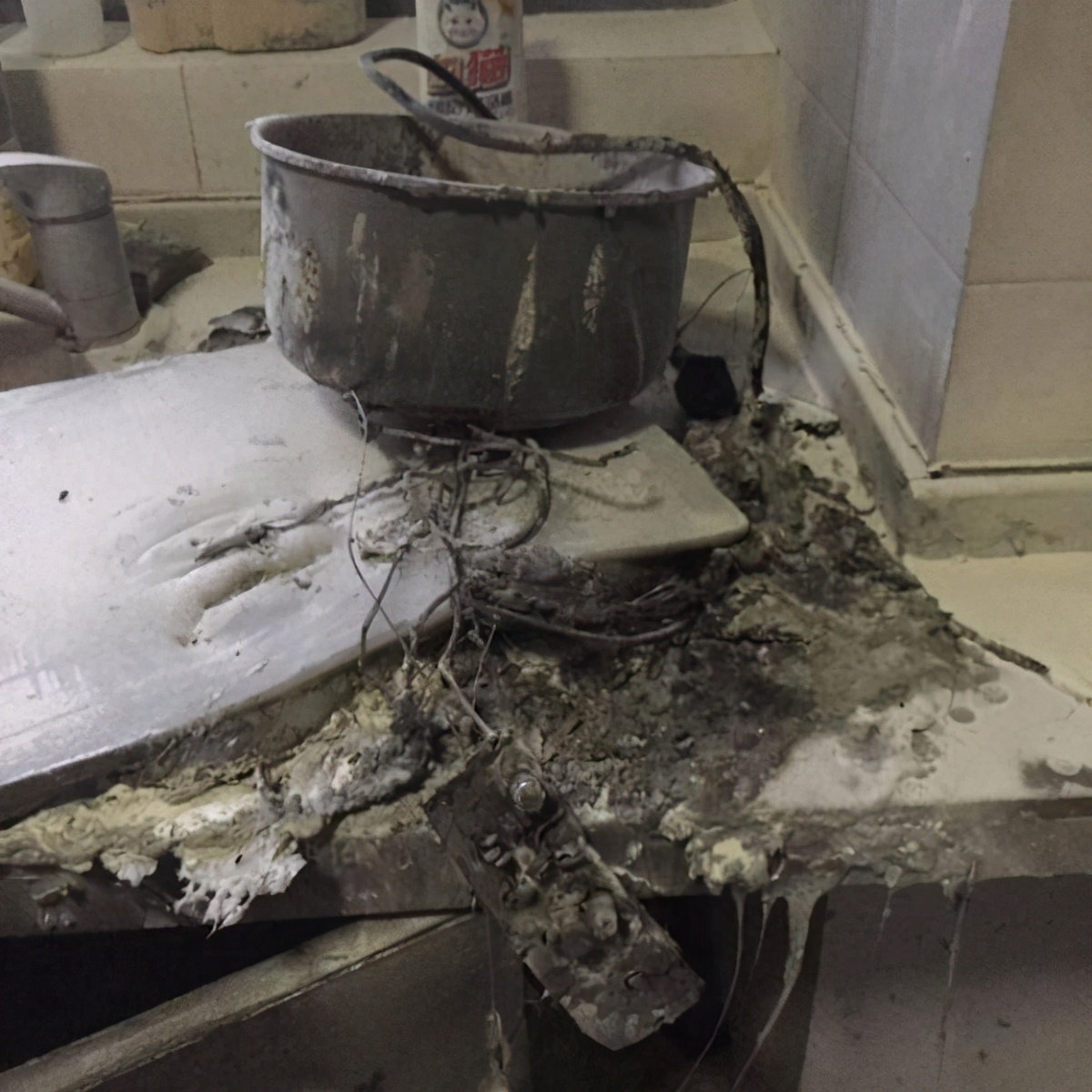 产妇称电饭锅起火抱婴逃生受风寒落下月子病根，起诉美的电器