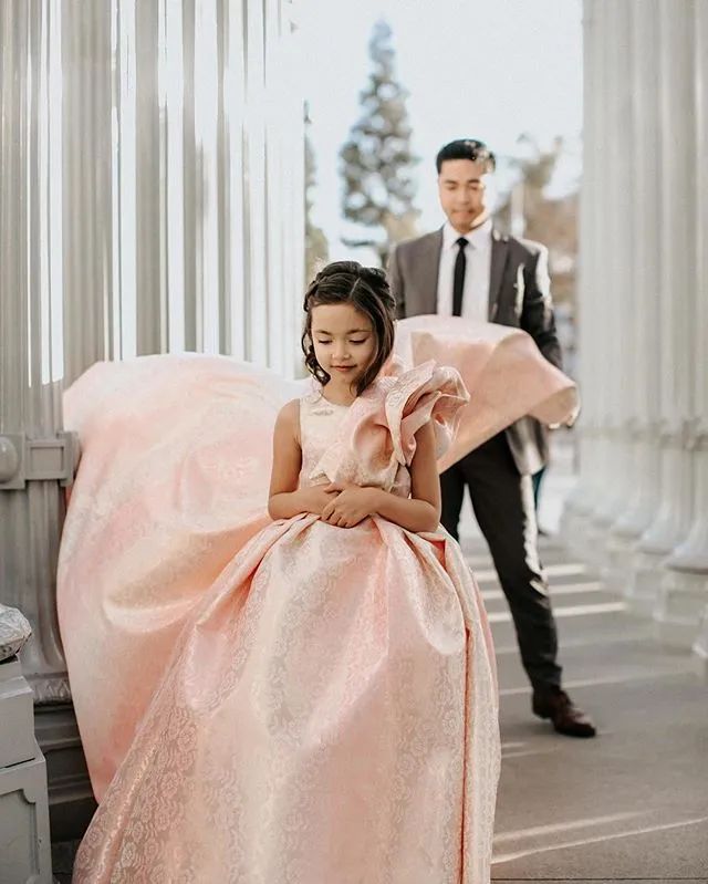 To realize princess dream of the daughter, play essence old father with one's own hands tailor about a hundred " blackart " skirt explodes sth resembling a net of network of fire