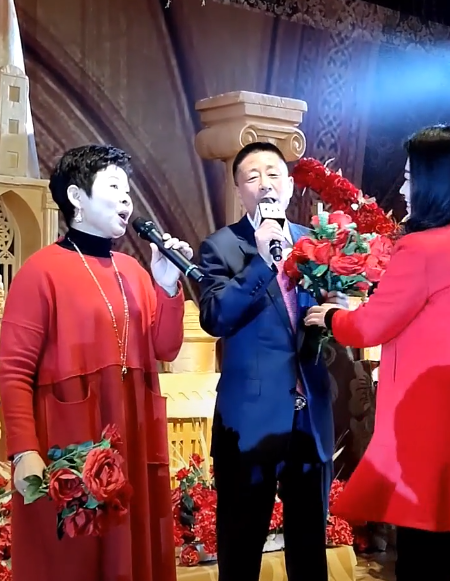 付笛声一家与董文华夫妇聚会！58岁董文华状态佳，私下性格超活泼