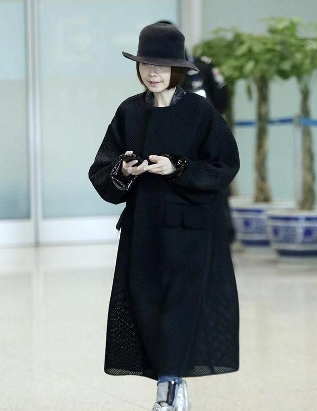 鲁豫机场惊现“女巫”造型，穿斗篷式外套配小礼帽，神秘又时髦