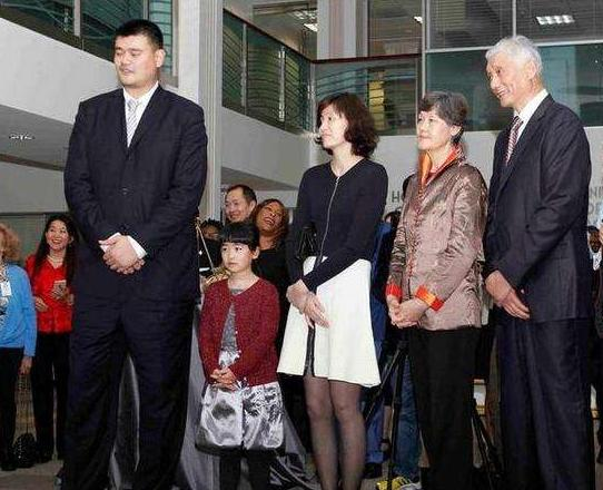 姚明一家三口外出，10歲女兒鞋子似40碼背包迷你，儀態超像爸