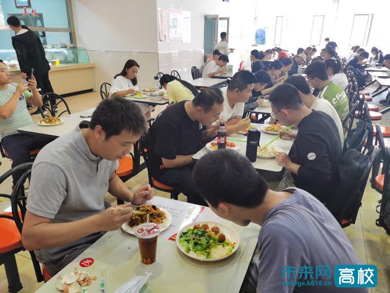 中北大学领导新学期检查食堂工作 与学生共进午餐