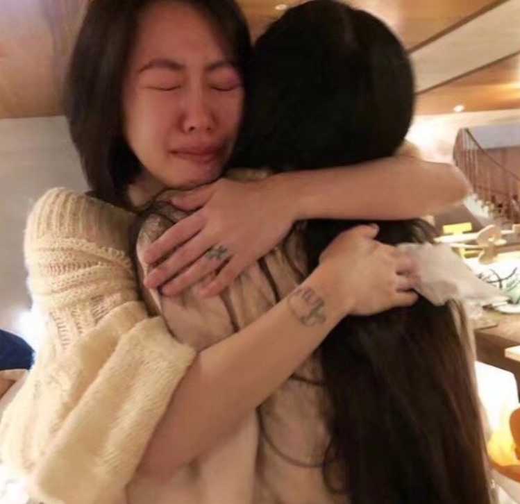 小S迎42岁生日，女儿发妈妈黑照为其庆生，张大