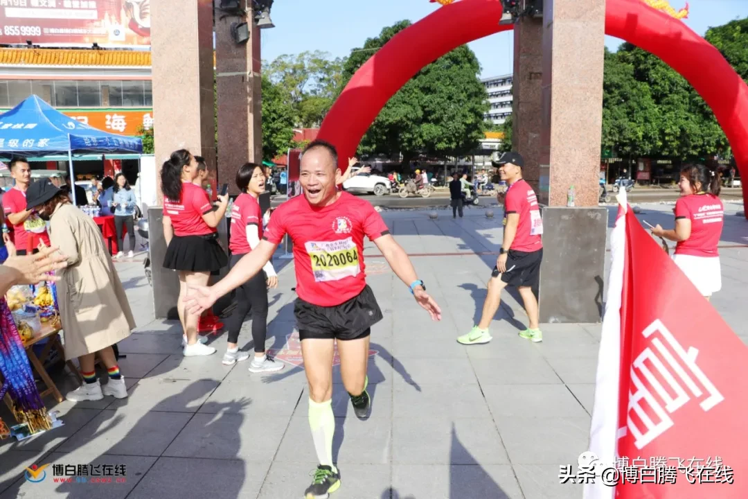 昨天，博白人民公园聚集了一大群人，这是要……