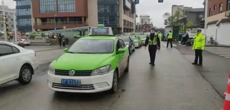 清明小长假 汉中交警一大队全力打造高铁站周边“文明交通”新面貌