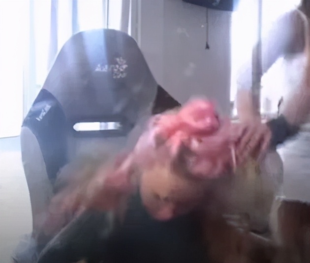 丧心病狂！俄网红直播活活冻死怀孕女友，观众却在叫好打赏？