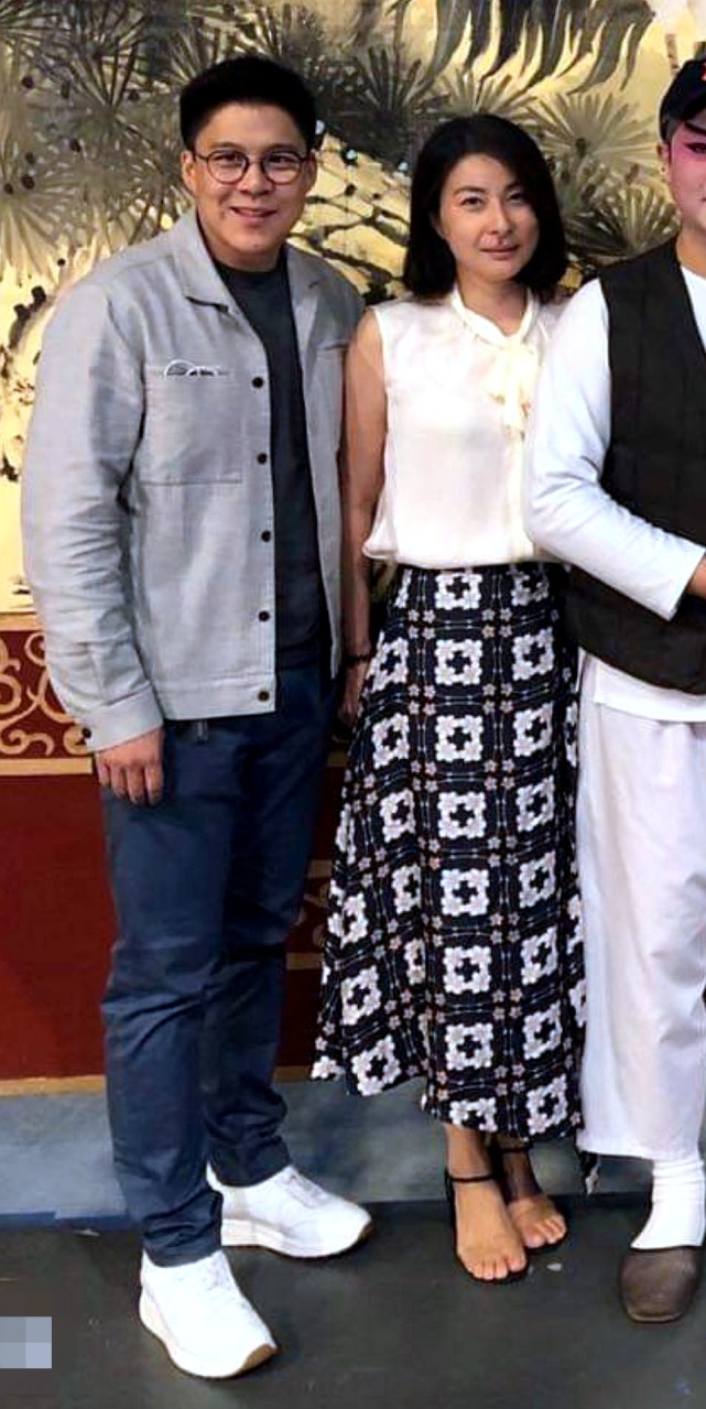 霍启刚抱女儿坐地铁感受生活，三岁霍中妍越长越美太像奶奶朱玲玲