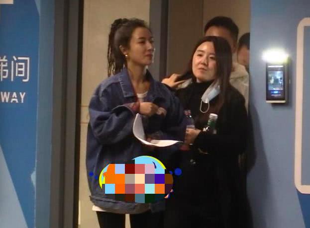 薇娅老公罕现身，驾600万豪车接老婆下班，共回