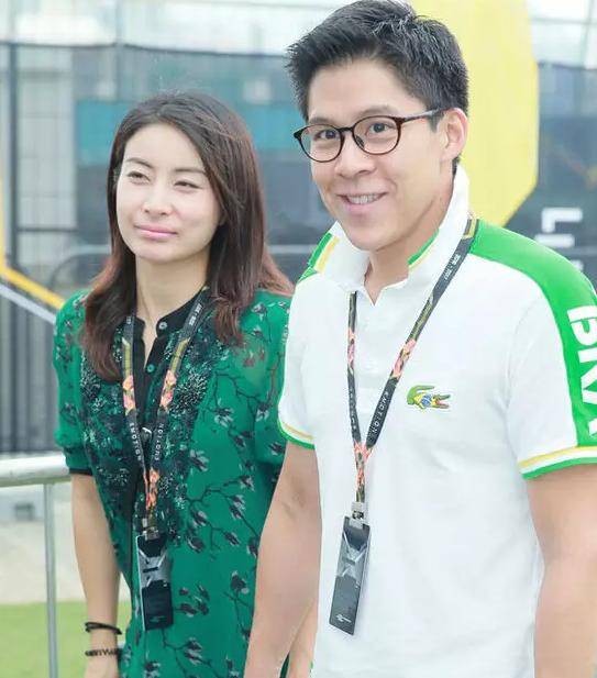 郭晶晶罕见穿汉服，气质惊艳不像孩子妈！和老公分开站中间隔俩人