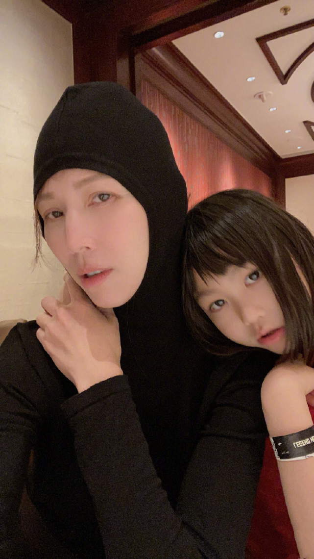 蔡少芬晒母女合照自称超模，二女儿长相酷似张晋，满满高级感