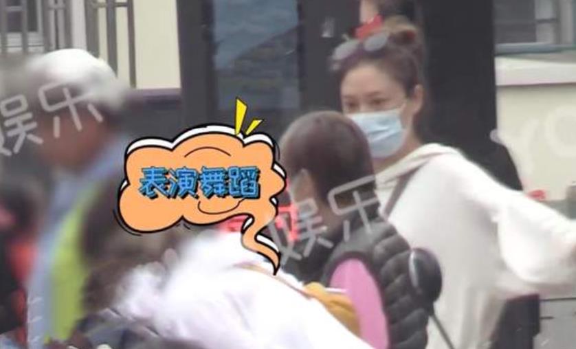 應采兒接兒子Jasper放學被拍，手拿漢堡超寵孩子，當眾跳舞很賣力