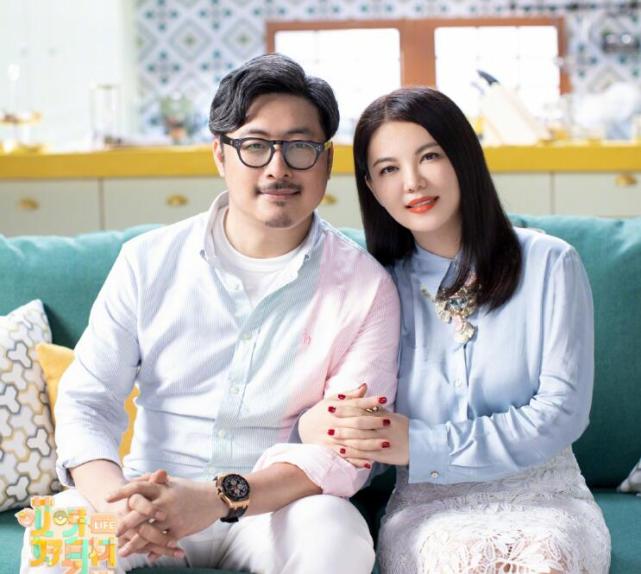 李湘王岳伦夫妇合体节目官宣，两人手挽手深情对视胜似新婚