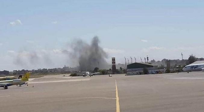 80余枚导弹硬生生砸向机场，两架客机当场损毁，