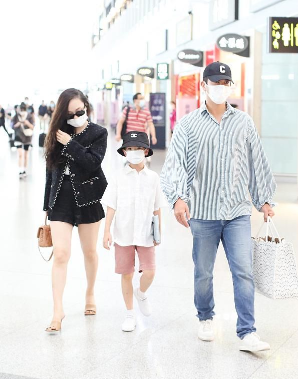 霍思燕一家走机场，夫妻均发福！杜江穿得像女人，嗯哼帽子2千多