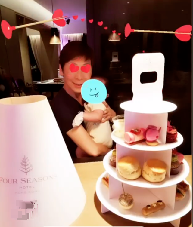 应采儿晒妈妈与二胎儿子合照，应妈抱外孙笑开花，祖孙同框超有爱