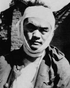 他是川军抗日名将，解放战争时被我军俘虏，刘伯承陈毅亲自去探望
