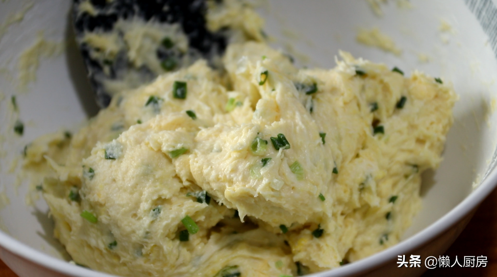 這是鹹口味的餅乾，麵粉裡加雞蛋和蔥末攪一攪，特別適合懶人