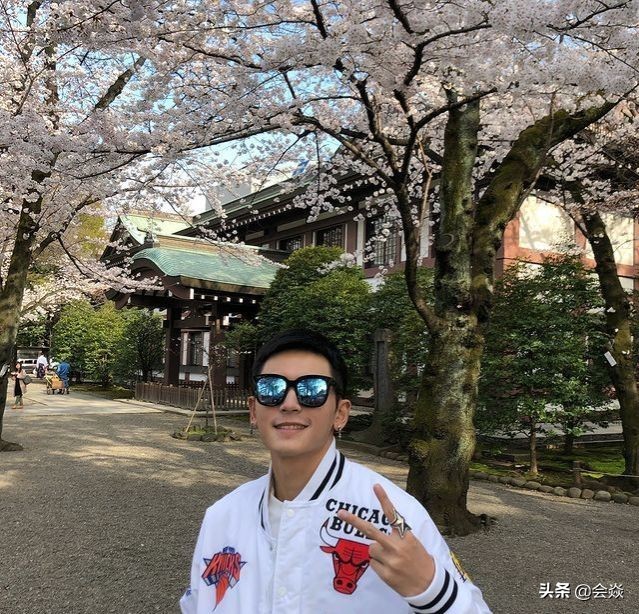 張哲瀚被扒到神社參加婚禮，曾在神社內(nèi)部擺比耶手勢，人設(shè)危機了