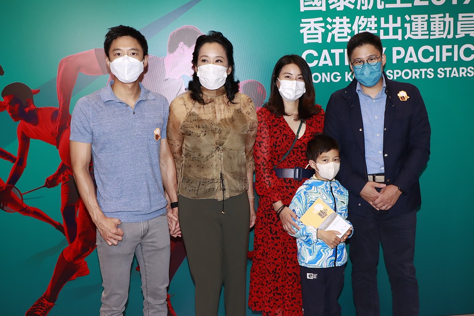 霍啟剛陪兒子外出騎行，學習健身兩把抓，力當稱職好爸爸