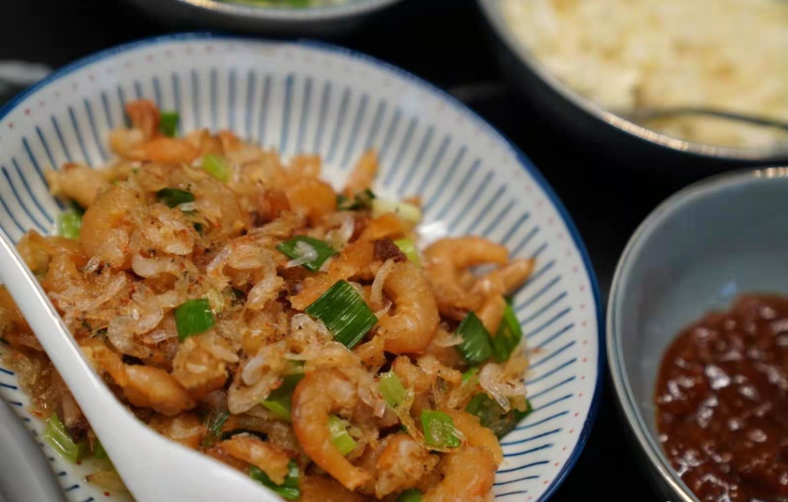 孙莉晒黄磊做的晚饭，面条的配料太“花里胡哨”，网友：第一回见