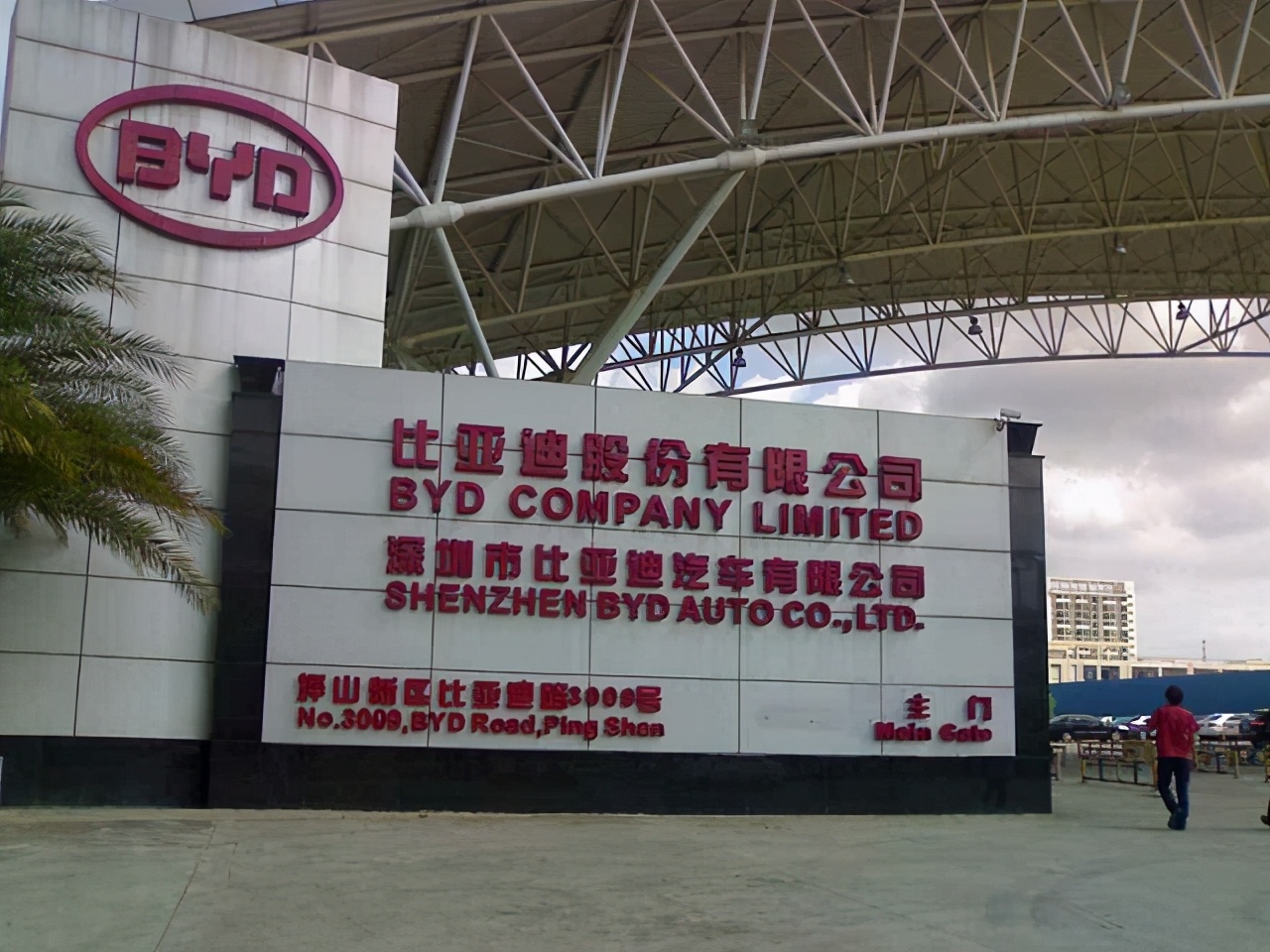 比亚迪坚持混动，一点也不保守，王传福是最懂新能源汽车的那个人