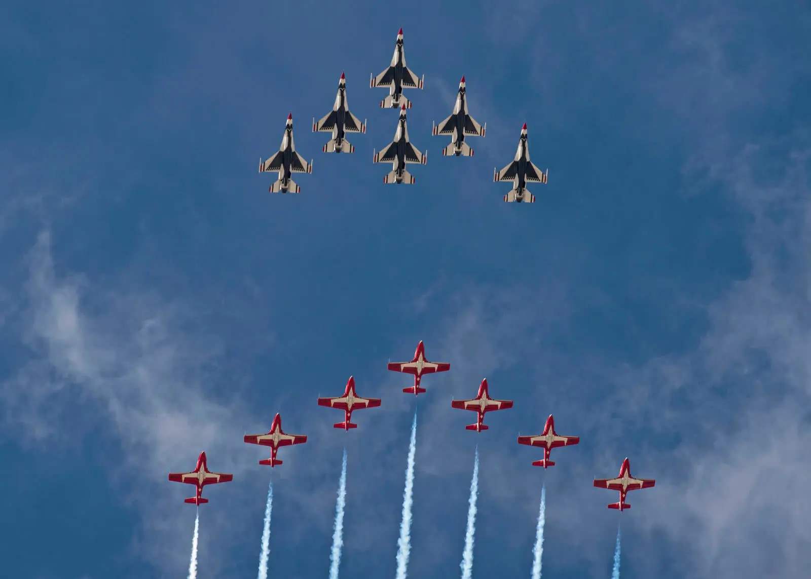 加拿大飞行表演至一死一伤，这是学美国？形式主义害人不浅