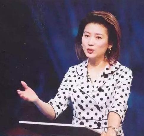 她30岁成优秀央视主持人，今51岁近照曝光，网友