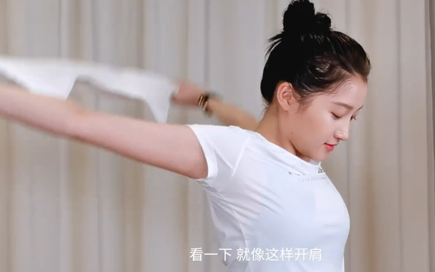 Guan Xiaotong is in the home fitness, the leg when doing an abdomen is long see Jing, so long gem gal mat does not include the whole body