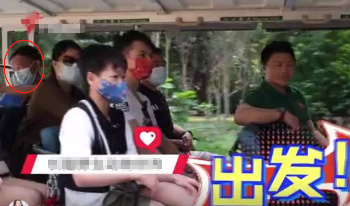 全红婵到教练家做蛋糕，脸伸进模具做鬼脸，教练双手叉腰温柔注视