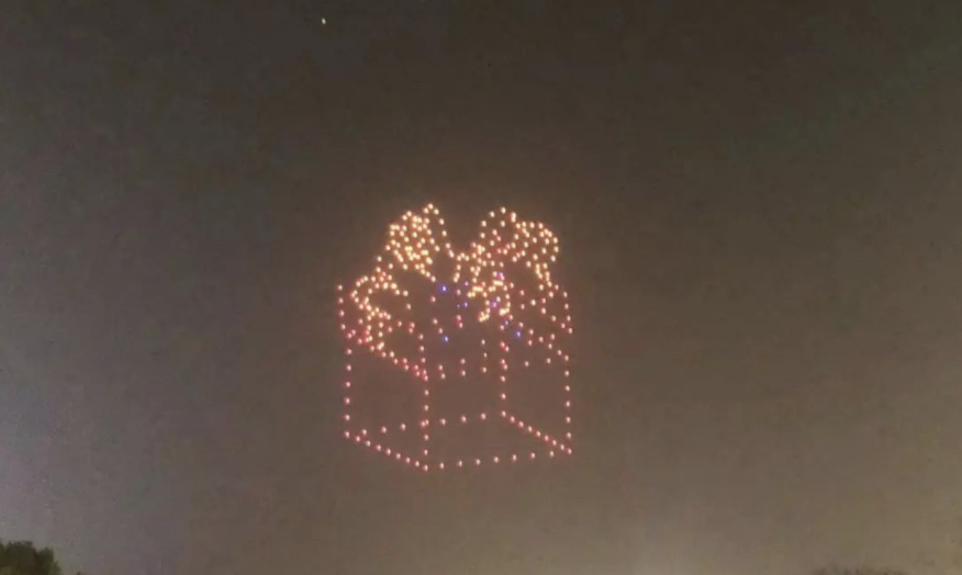 大风寰宇350架无人机表演点亮黄冈，向你说：新年快乐