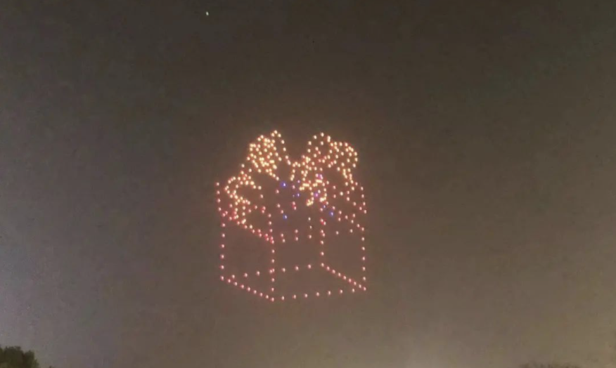 大風(fēng)寰宇350架無(wú)人機(jī)表演點(diǎn)亮黃岡，向你說(shuō)：新年快樂