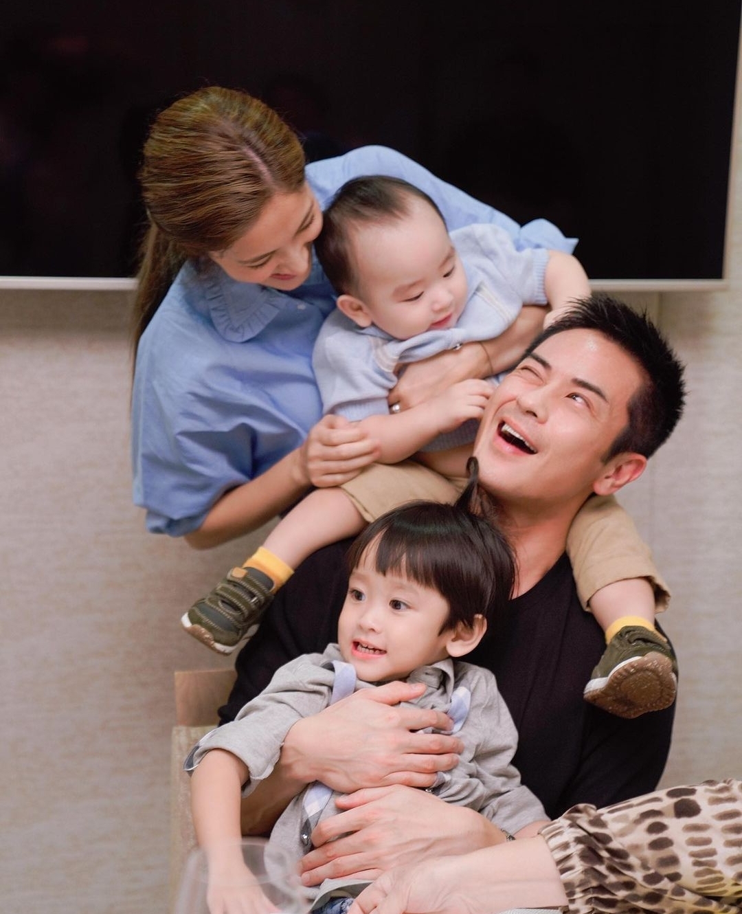 陈凯琳晒照为爸爸和老公庆生，52岁郑嘉颖帅气出镜，儿子萌态十足
