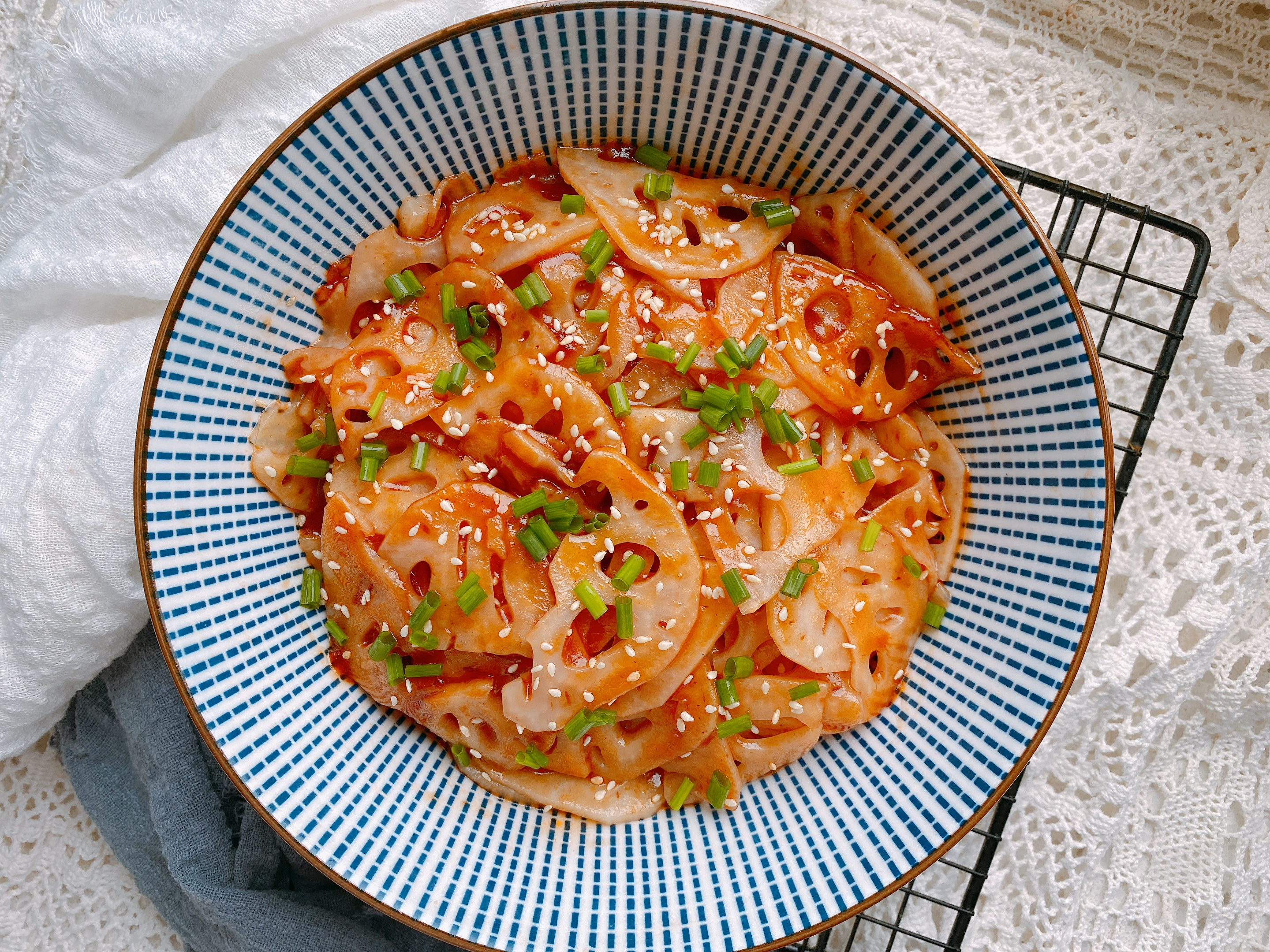 夏季开胃菜糖醋藕，掌握3个重点，色泽红亮不发黑，口感脆嫩酸甜