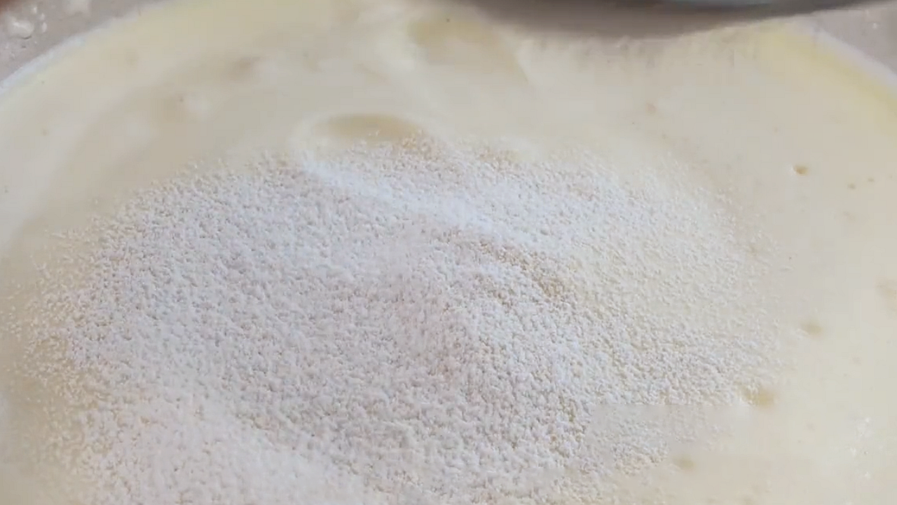 想吃小蛋糕不用買，4個雞蛋半碗麵粉，教你簡易做法，蓬鬆又香甜