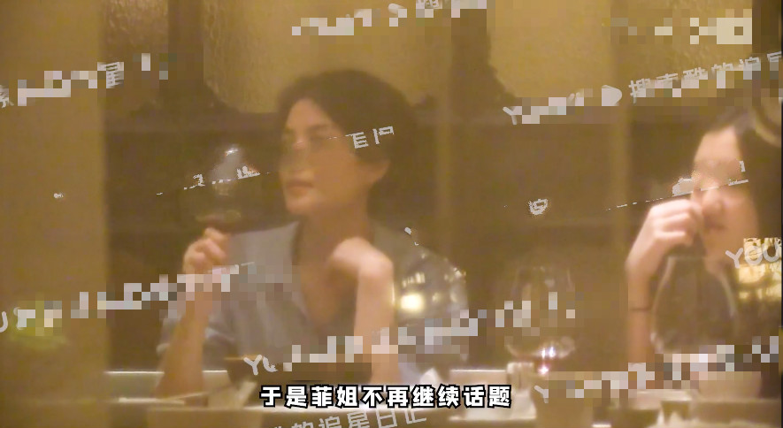 王菲现身聚会兴致高，和李嫣搭话烟酒不离手，
