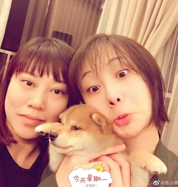 郑爽风波后首次晒照，与好友贴面嘟嘴卖萌，剪