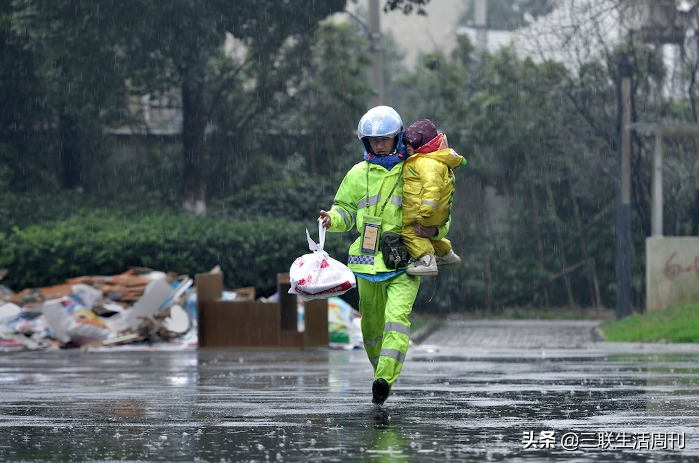 外卖员自焚讨薪，要回4000块为什么那么难