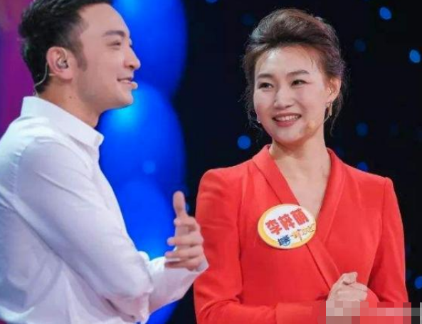央视主持李梓萌：为扮老带假发14年，摘下假发后气质形象大变样