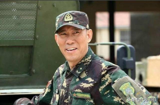 他是国家一级演员，低调隐婚生女，如今62岁为挣