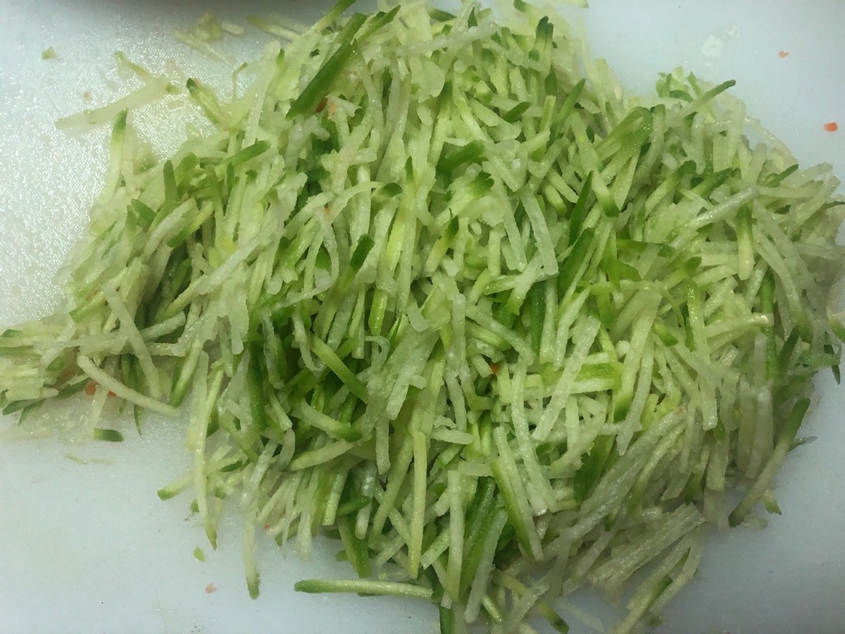 家常萝卜丸子的做法，简单好做，外酥里嫩，一口一个真过瘾