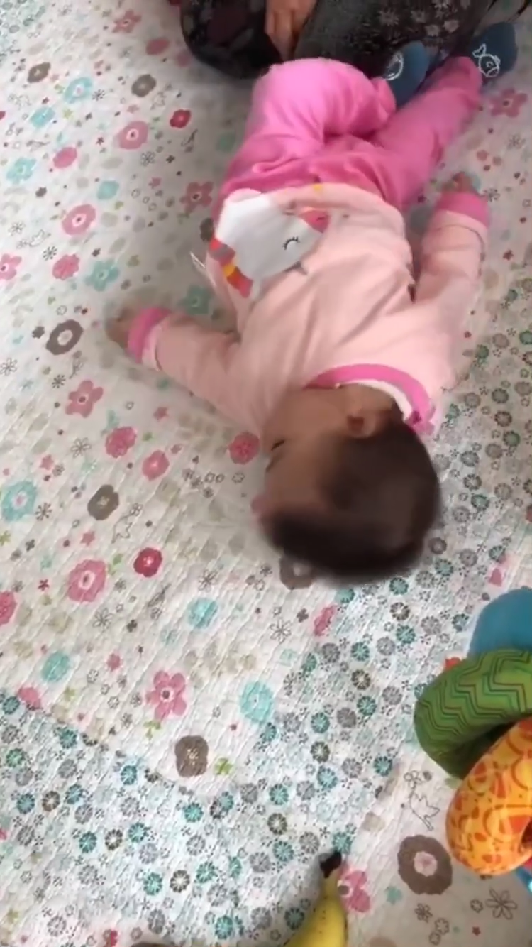 楊怡曬女兒近況，9個月小珍珠努力學爬，胡杏兒都忍不住拍手稱讚