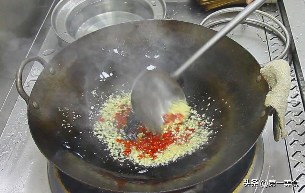 图片[7]-厨师长分享剁椒武昌鱼的做法口感细腻 香辣美味 又是一道待客菜-起舞食谱网