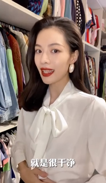 钟楚曦在线晒复古耳环收藏，秒变时髦港风女郎，高贵冷艳还有故事